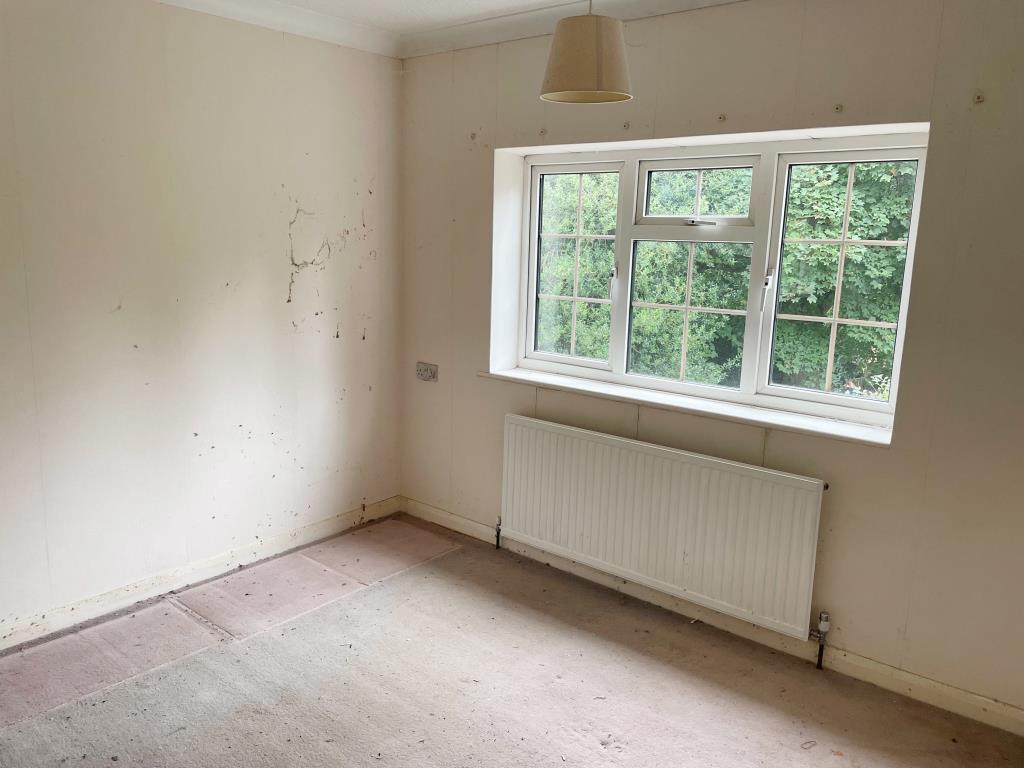 Lot: 28 - DETACHED HOUSE AND LARGE GARDEN WITH POTENTIAL - Bedroom 2 to rear